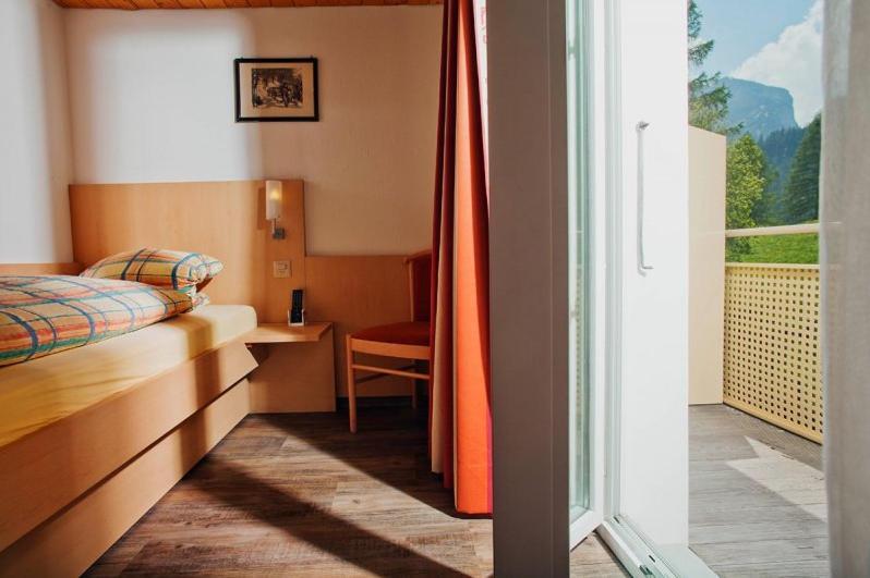 Hotel Des Alpes Kandersteg Oda fotoğraf